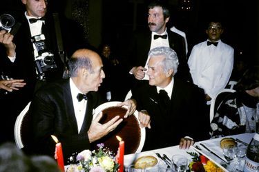 Valéry Giscard d&#039;Estaing s&#039;entretient avec Tony Curtis lors d&#039;un gala à l&#039;Hôtel des ambassadeurs durant le festival de Deauville, en septembre 1986.