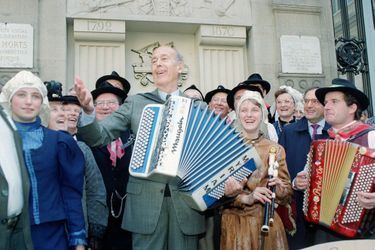 En 1991, l'ex-président n'a toujours pas raccroché son accordéon, dont il joue ici le 29 septembre à l'occasion du Dimanche des terres de France.