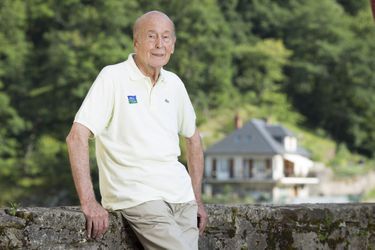 L&#039;ex-président Valéry Giscard d&#039;Estaing pose pour Match en 2014, devant son château du XVe siècle, acheté en 2005 à la commune d&#039;Estaing, dans l&#039;Aveyron.