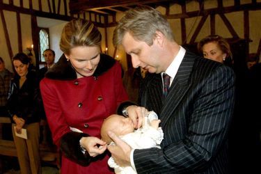 La princesse Elisabeth de Belgique, le 9 décembre 2001, jour de son baptême, avec ses parents le prince Philippe et la princesse Mathilde