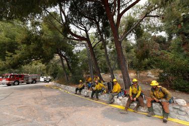 Les pompiers se reposent après qu'une évacuation a été ordonnée pour les résidents d'Arcadia en raison de l'incendie de Bobcat, en Californie.