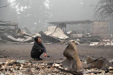 Une femme contemple les restes de la propriété de ses proches, brûlée par l'incendie d'Estacada, Oregon. 