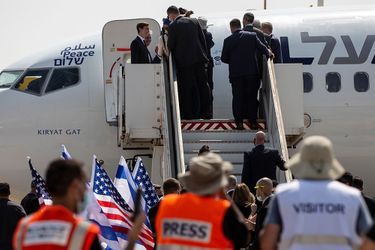 Le gendre de Donald Trump Jared Kushner a pris place lundi à bord du &quot;premier vol commercial direct&quot; entre l&#039;Etat hébreu et les Emirats arabes unis, parti de Tel-Aviv en direction d&#039;Abou Dhabi.