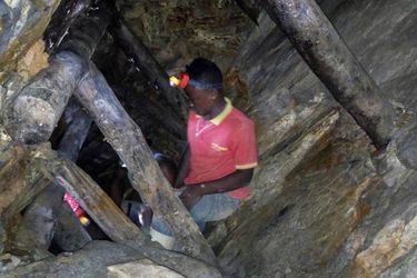 Dans la mine d'or artisanale de Kamituga, en République démocratique du Congo, en août 2018.