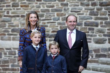 Le comte Olivier de Lannoy, frère de la princesse Stéphanie, avec son épouse et leurs enfants à l'abbaye de Clervaux, le 19 septembre 2020