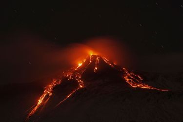 Le mont Etna en Sicile a craché de la lave dans la nuit de lundi à mardi.