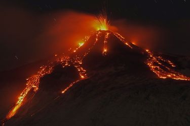 Le mont Etna en Sicile a craché de la lave dans la nuit de lundi à mardi.