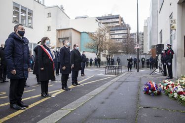 Emmanuel Grégoire, Anne Hidalgo, Gérald Darmanin et François Hollande devant les anciens locaux de «Charlie Hebdo», où un attentat terroriste a décimé une partie de la rédaction le 7 janvier 2015. 