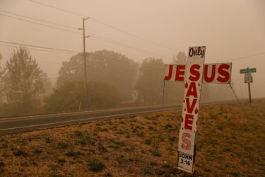 Une croix plantée près de la route alors que l'incendie continue, à Molalla, Oregon.