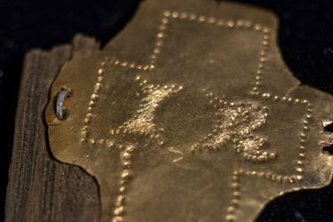 Sur le coffre qui contenait le clou, une plaque d'or massif où l'on peut lire "IR", initiales latines de Jésus Roi. 