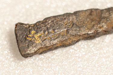 Le clou long de 6 cm est ornée d'une croix dorée. 