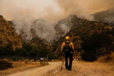 Un pompier regarde le Bobcat Fire après qu'une évacuation a été ordonnée pour les habitants d'Arcadia, Californie.