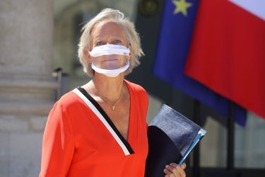 Sophie Cluzel , secrétaire d’Etat chargée des personnes handicapées, porte un masque transparent afin de mieux communiquer et de comprendre les expressions du visage. 