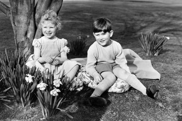 La princesse Anne avec son grand frère le prince Charles, le 23 avril 1954