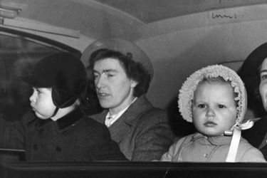 La princesse Anne avec son grand frère le prince Charles, le 1er février 1952