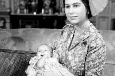 La princesse Anne avec sa mère la princesse héritière Elizabeth, le jour de son baptême le 2 octobre 1950