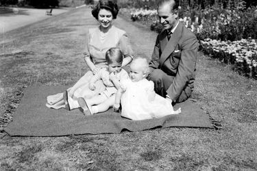 La princesse Anne, son grand frère le prince Charles et leurs parents, en 1951
