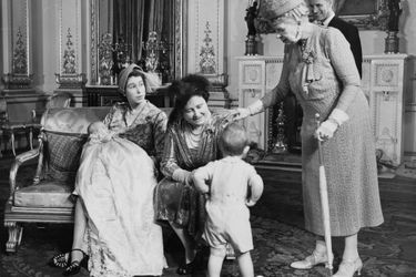 La princesse Anne le jour de son baptême, avec son grand frère le prince Charles, ses parents, sa grand-mère et son arrière-grand-mère la reine Mary, le 2 octobre 1950