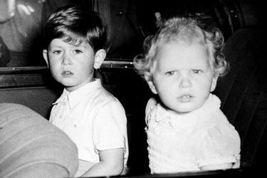 La princesse Anne avec son frère le prince Charles, le 1er juin 1952