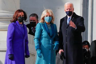 Kamala Harris, Jill et Joe Biden montant les marches du Capitole, le 20 janvier 2021.