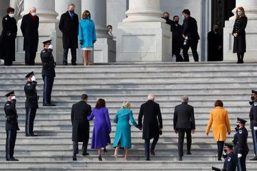 Douglas Emhoff, Kamala Harris, Jill et Joe Biden, Roy Blunt et Amy Klobuchar montant les marches du Capitole, le 20 janvier 2021.
