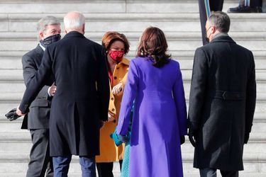 Douglas Emhoff, Kamala Harris, Jill et Joe Biden et Amy Klobuchar montant les marches du Capitole, le 20 janvier 2021.