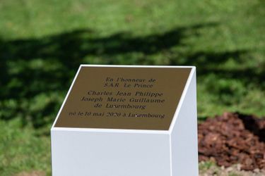 La plaque en l&#039;honneur du prince Charles de Luxembourg au parc Fondation Pescatore à Luxembourg, le 21 septembre 2020