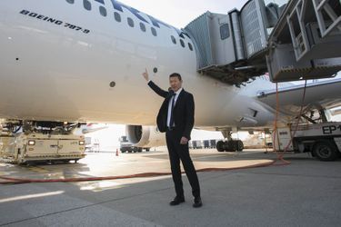 Benjamin Smith au pied d'un Boeing 787 d'Air France, le 20 septembre.