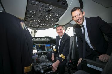 Benjamin Smith dans le cockpit d'un Boeing 787, le 20 septembre, avec Jean-Philippe Girard, commandant de bord Instructeur B787 et 777.