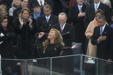 Beyoncé interprète l'hymne national américain lors de la seconde investiture de Barack Obama à Washington le 21 janvier 2013