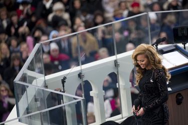 Beyoncé interprète l'hymne national américain lors de la seconde investiture de Barack Obama à Washington le 21 janvier 2013