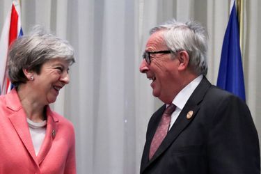 Theresa May poses et le président de la Commission européenne Juncker.