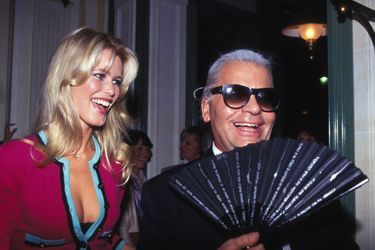 Claudia Schiffer et Karl Lagerfeld à Paris en 1994
