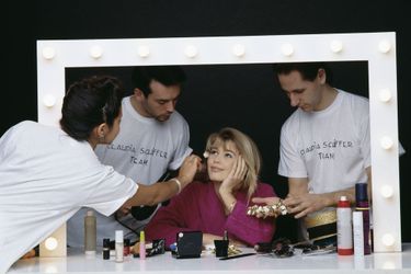 Claudia Schiffer se fait maquiller lors d&#039;un shooting à Paris en 1990