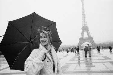 Claudia Schiffer lors d&#039;un shooting à Paris en 1990