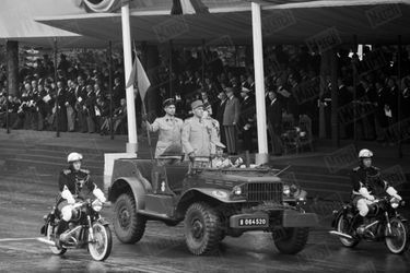 A la tribune, le président Charles de Gaulle assiste au défilé du 14 juillet sur les Champs-Elysées. 1962.