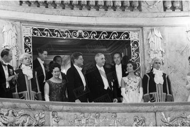 John Kennedy et son épouse Jackie avec le Général de Gaulle et son épouse Yvonne à l’Opéra du château de Versailles. 1961.