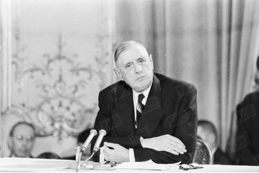 A l’hôtel Matignon, le Général de Gaulle lors d’une conférence de presse sur l’Algérie. 23 octobre 1958.