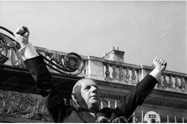 A Nantes, le président de la République Charles de Gaulle prononce un discours devant les micros de la RTF. Juin 1960.