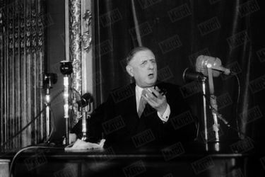 Le Général de Gaulle lors d’une conférence de presse à l’Hôtel Continental. 30 juin 1955.