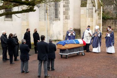 Devant l'église d'Authon, samedi, les obsèques de Valéry Giscard d'Estaing débutent.