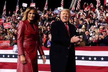 ﻿Donald Trump et Melania lors de son premier meeting depuis la présidentielle, à Valdosta en Géorgie, samedi 5 décembre 2020.﻿