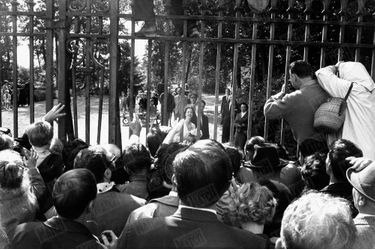 « Le lendemain, au château de Ciergnon, dans les Ardennes, il fallut laisser les grilles fermées pour protéger de l&#039;enthousiasme la future reine intimidée. » - Paris Match n°598, 24 septembre 1960