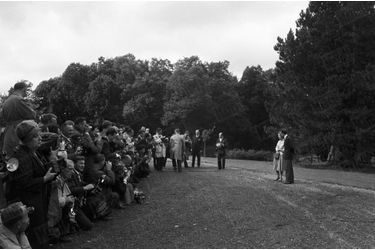 « Pour la présentation, Baudouin, d&#039;habitude si mal à l&#039;aise devant les photographes, a lui-même donné l&#039;ordre de les laisser tous entrer dans le parc de Ciergnon. » - Paris Match n°598, 24 septembre 1960
