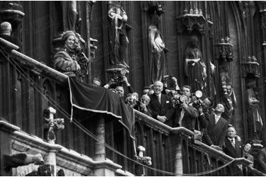 Le roi Baudouin présente au peuple belge sa fiancée Fabiola, à Bruxelles, le 24 septembre 1960.