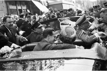 Le roi Baudouin présente au peuple belge sa fiancée Fabiola, lors d&#039;une tournée triomphale  en Buick décapotable dans les rues de Bruxelles, le 24 septembre 1960.
