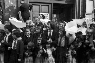 Le roi Baudouin présente au peuple belge sa fiancée Fabiola, lors d&#039;une tournée triomphale  en Buick décapotable dans les rues de Bruxelles, le 24 septembre 1960.
