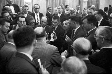 « C&#039;est la photo d&#039;une inconnue que l&#039;attaché de presse du Palais tend aux journalistes stupéfaits… » - Paris Match n°598, 24 septembre 1960