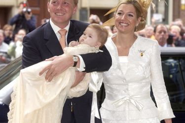 La princesse Catharina-Amalia des Pays-Bas, le 12 juin 2004, jour de son baptême, avec ses parents le prince Willem-Alexander et la princesse Maxima