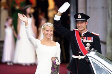 Le prince Haakon de Norvège et la princesse Mette-Marit (ici le 25 août 2001) vont fêter leurs 20 ans de mariage